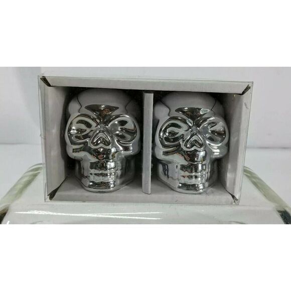 Yankee Candle 2021 Halloween Skull Salt and Pepper Shaker Mirror New in Box - Picture 1 of 9
